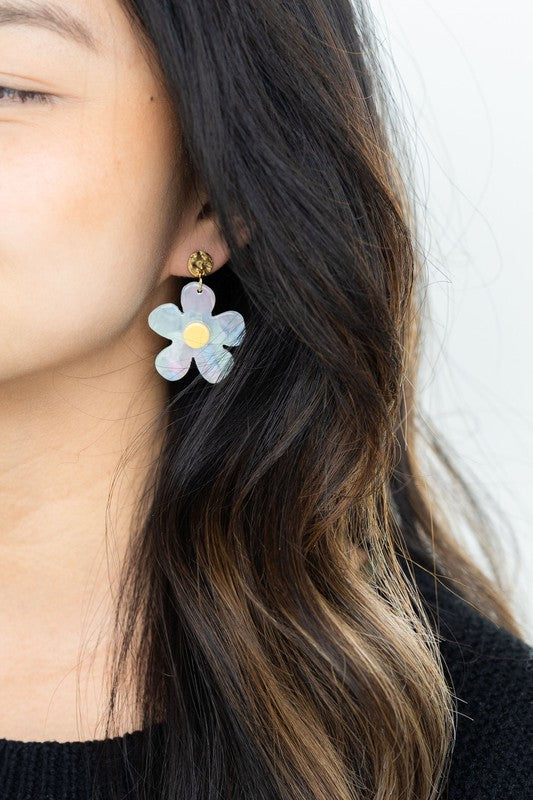 ACRYLIC DAISY FLOWER DANGLE EARRINGS