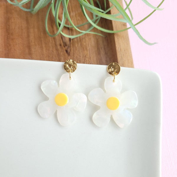 ACRYLIC DAISY FLOWER DANGLE EARRINGS