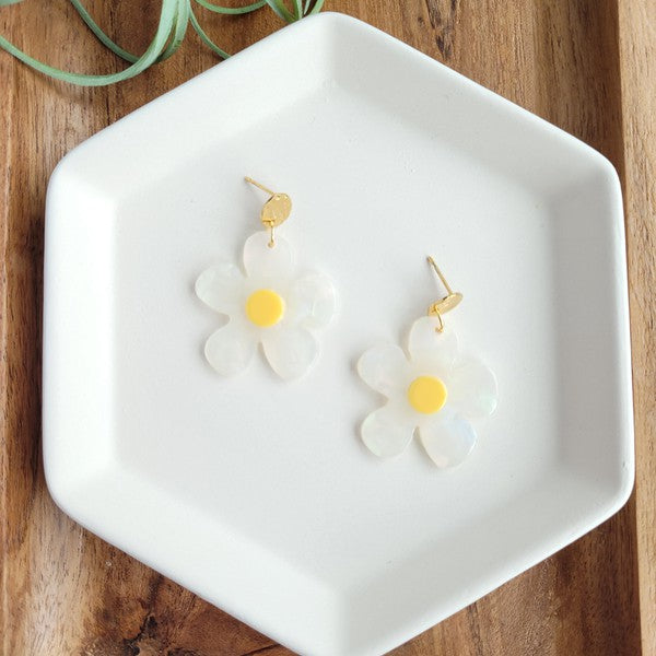 ACRYLIC DAISY FLOWER DANGLE EARRINGS